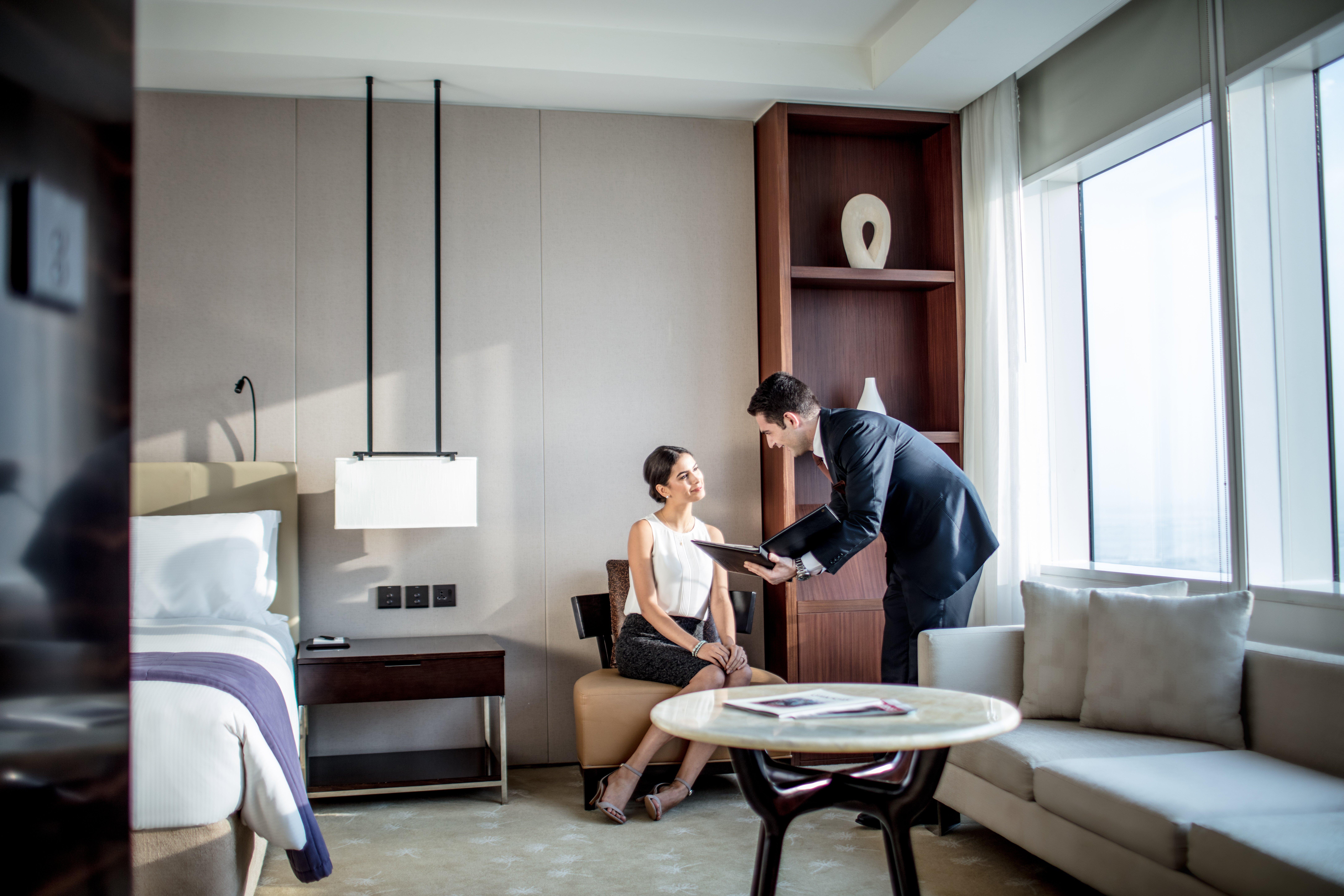 Intercontinental Dubai Festival City By Ihg Exterior foto A guest being served by a butler at the Park Hyatt Hyderabad