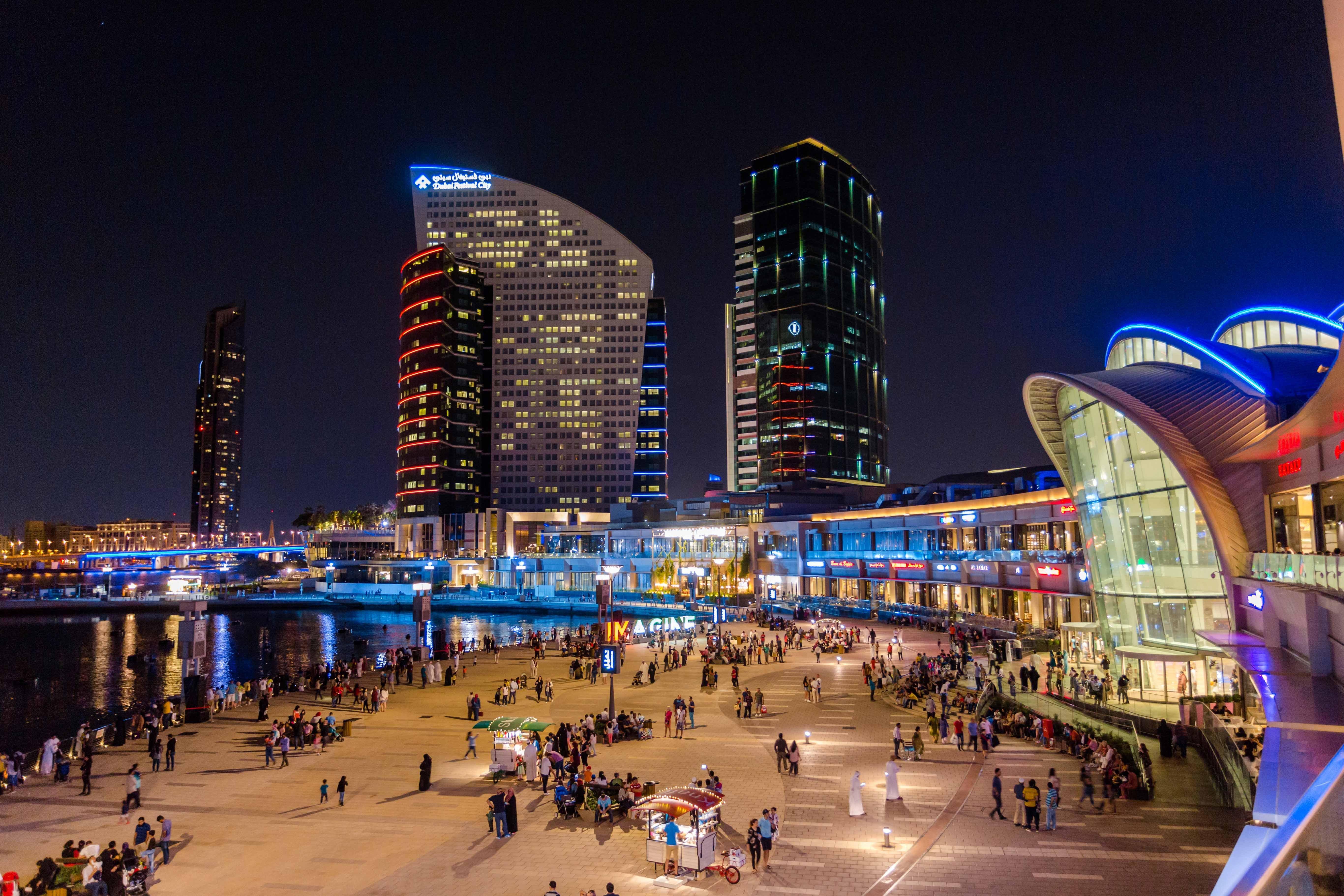 Intercontinental Dubai Festival City By Ihg Exterior foto The Dubai Marina Mall at night