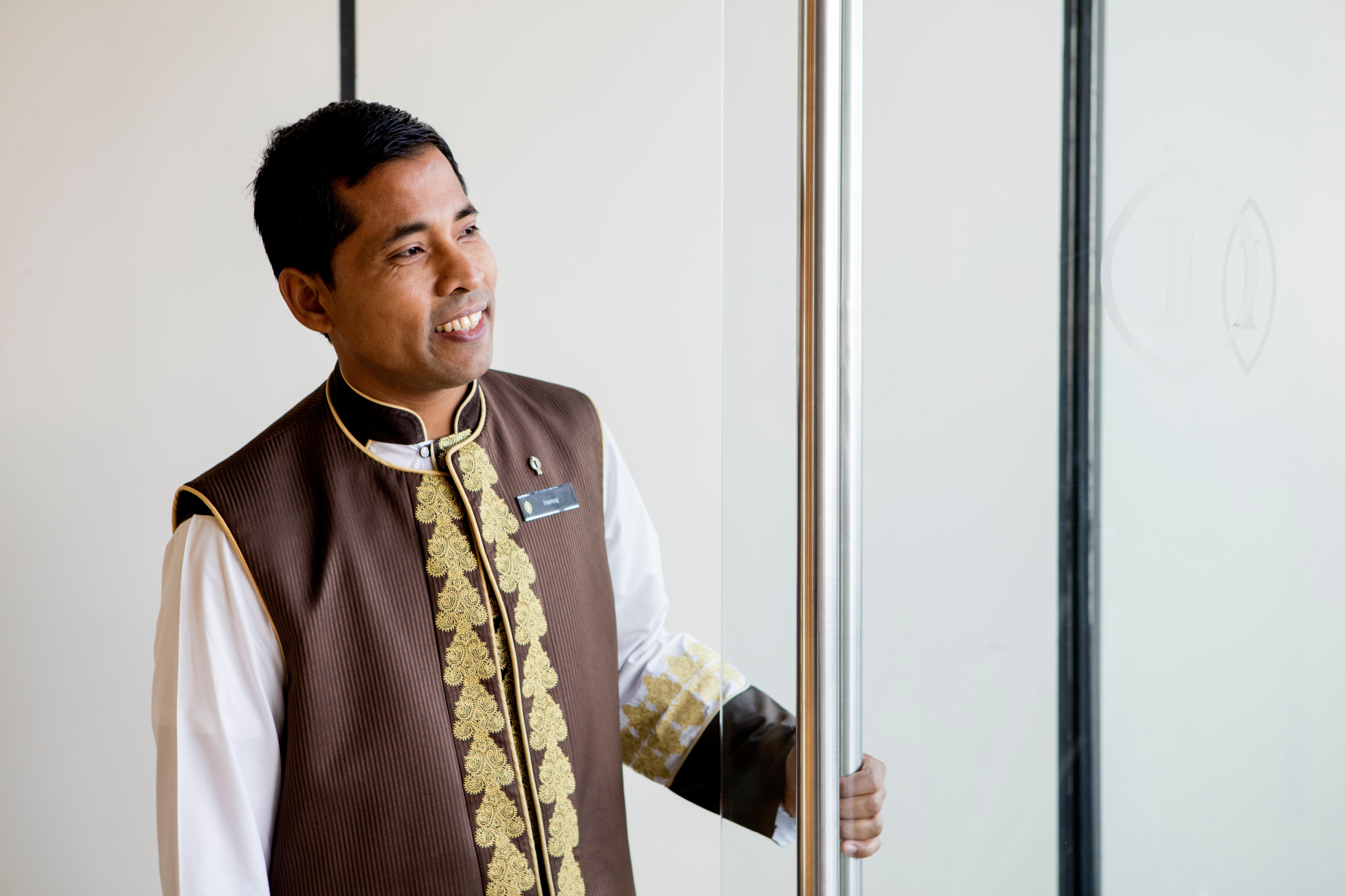 Intercontinental Dubai Festival City By Ihg Exterior foto A hotel doorman in Dubai