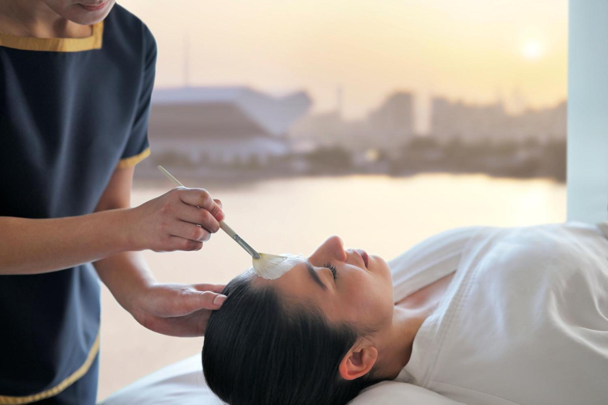 Intercontinental Dubai Festival City By Ihg Exterior foto A woman receiving a facial treatment