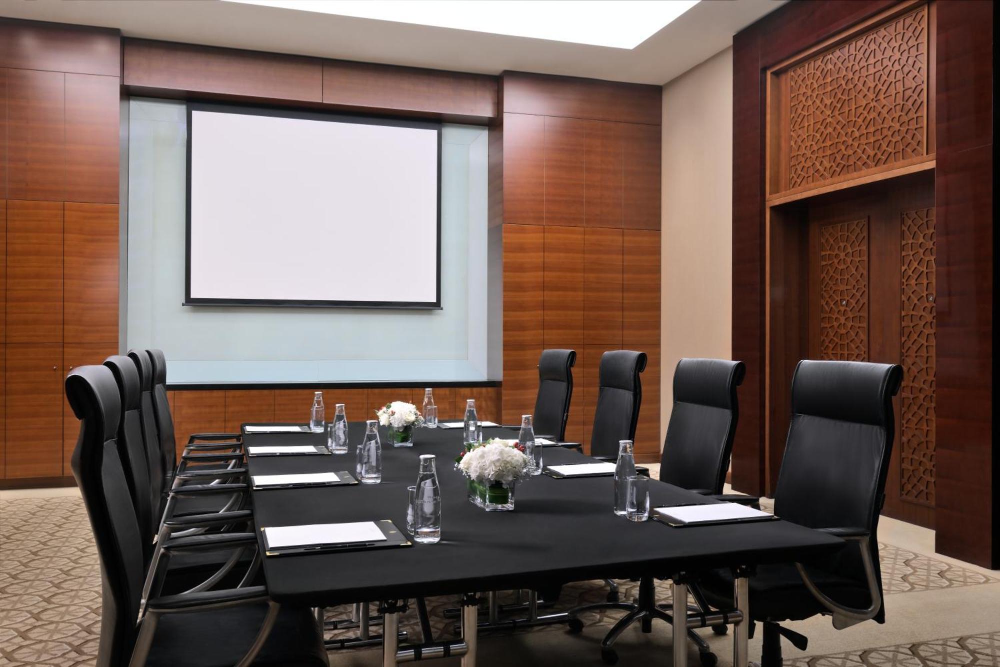 Intercontinental Dubai Festival City By Ihg Exterior foto A meeting room at the Four Seasons Hotel in Dubai