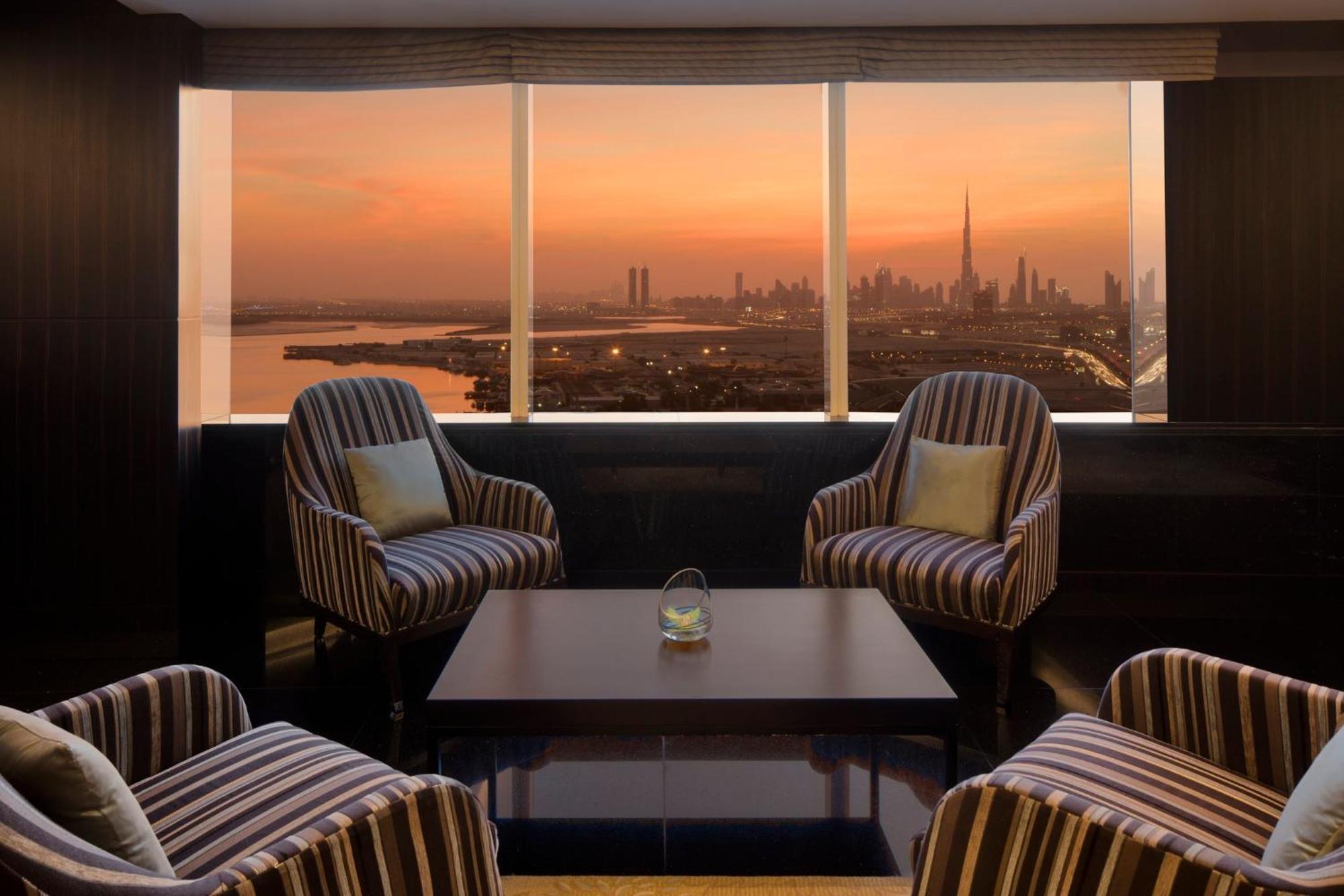 Intercontinental Dubai Festival City By Ihg Exterior foto The Club Lounge at Jumeirah Emirates Towers Hotel