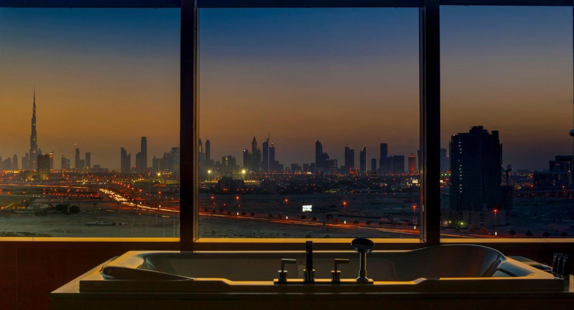 Intercontinental Dubai Festival City By Ihg Exterior foto View from the bathroom
